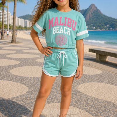Menina com roupa azul turquesa MALIBU BEACH numa praia urbana com palmeiras e mar
