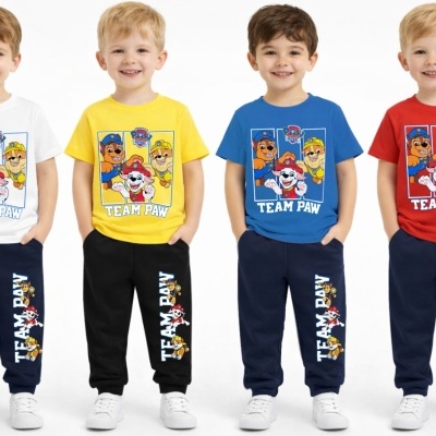 Crianças vestindo roupas da Paw Patrol com camisolas coloridas e calças escuras, com detalhes TEAM PAW.