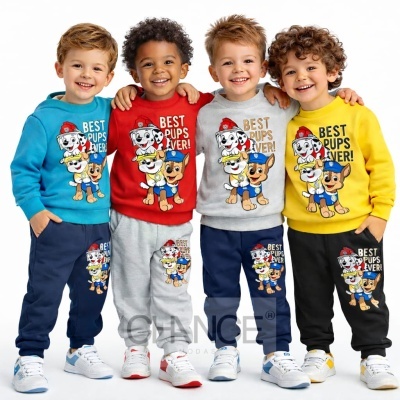 Quatro crianças com conjuntos coloridos com capuz e estampas de personagens de série infantil e texto BEST PUPS EVER.