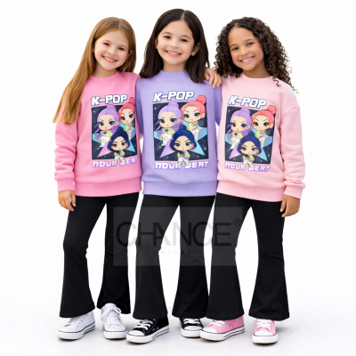 Três crianças com sweatshirts K-POP coloridas e calças pretas
