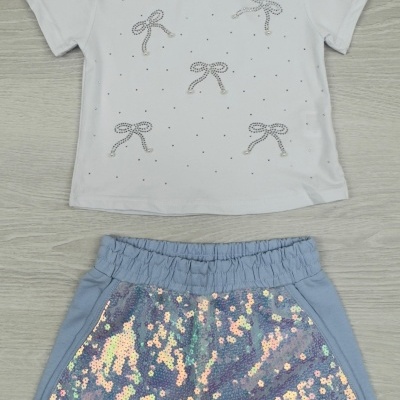 Conjunto infantil com t-shirt branca e calções azuis com paetês
