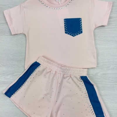 Conjunto roupa infantil rosa claro com bolso e riscas azuis e brilhos