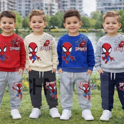 Crianças vestem fatos de treino Spidey com camisolas e calças coloridas ao ar livre