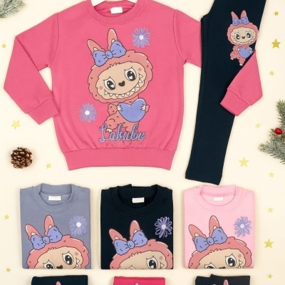 Conjunto de roupa infantil com sweatshirts e leggings com personagem de desenho animado.