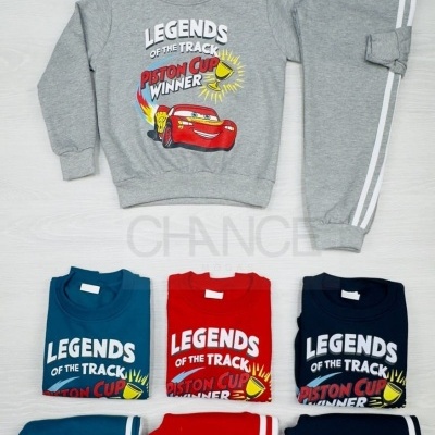 Conjunto infantil com camisola e calças em várias cores com estampa de carro e texto