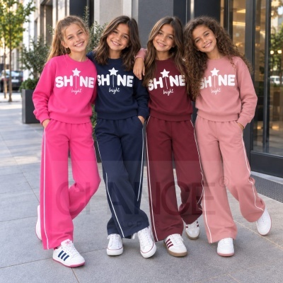Quatro meninas com conjuntos coloridos SHINE bright num cenário urbano