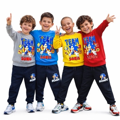 Crianças com roupa de Sonic em várias cores, sweatshirt e calças pretas.