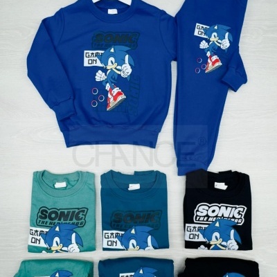 Conjunto de roupa infantil com estampa Sonic em várias cores