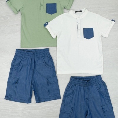 Conjunto infantil com t-shirts verdes e brancas e calções azuis