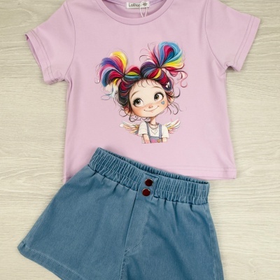 Conjunto infantil com t-shirt lilás com estampa e calções de ganga azul claro.