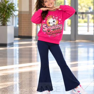 Menina com sweatshirt rosa e calças azuis num ambiente interior iluminado.