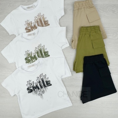 Conjunto infantil com t-shirts brancas SMILE e calções cargo em bege, verde e preto