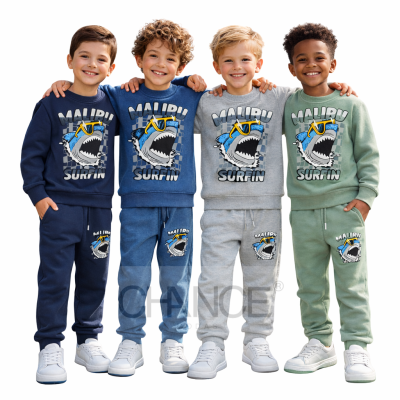 Conjunto de roupa infantil com estampa de tubarão e texto MALIBU SURFIN em várias cores