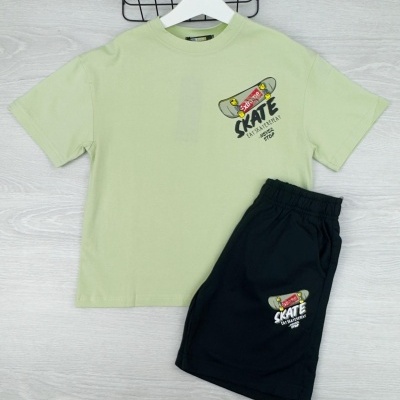 Conjunto infantil t-shirt verde clara e calções pretos com estampa skate