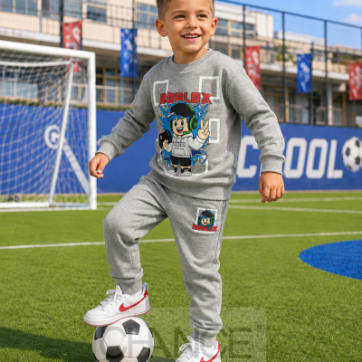 Conjunto infantil cinzento ROBLOX com estampado, criança a jogar futebol