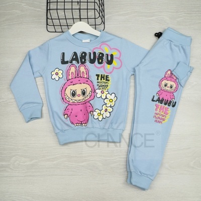 Conjunto infantil azul claro com estampados de personagens cor de rosa e texto LABUBU.