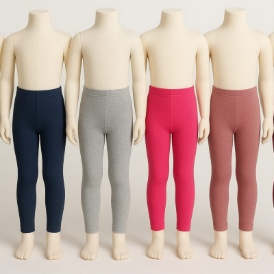 Seis manequins infantis com leggings coloridas lisas