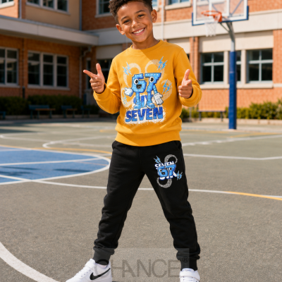 Camisola amarela e calças pretas com estampado azul e branco numa criança num campo de basquetebol