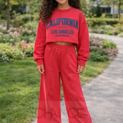 Menina com conjunto vermelho CALIFORNIA LOS ANGELES e sapatilhas brancas com riscas vermelhas