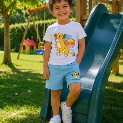 Camisola branca e calções azuis claros para criança com desenhos do filme O Rei Leão em parque