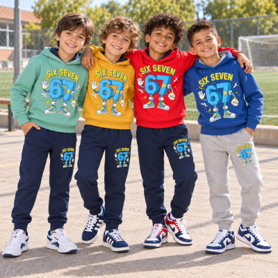 Miúdos em parque desportivo com sweats coloridas SIX SEVEN 67 e calças de fato de treino
