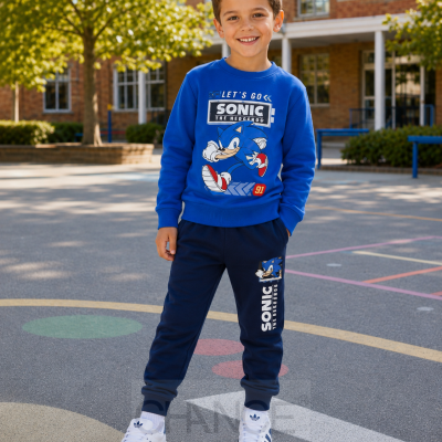 Menino com conjunto infantil azul com estampado do personagem Sonic e ténis desportivos brancos com riscas azuis.