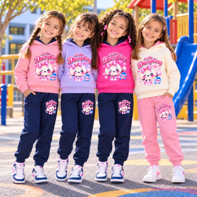 Quatro meninas em roupa infantil colorida com capuz e calças com estampa In My Dumpling num parque infantil.