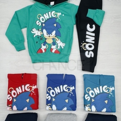 Conjunto infantil com sweatshirt e calças estampadas com personagem Sonic em várias cores.