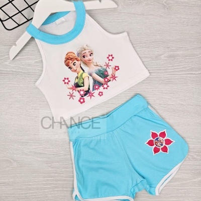 Conjunto infantil branco e azul claro com personagens Anna e Elsa e estampa de flor vermelha