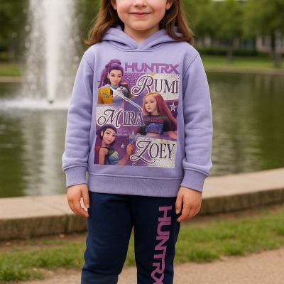 Conjunto roupa infantil com capuz lilás e calças azul escuro e estampas de personagens femininas