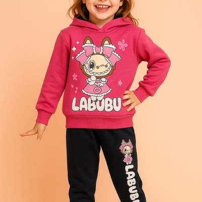 Criança com conjunto rosa e preto LABUBU e calçado branco