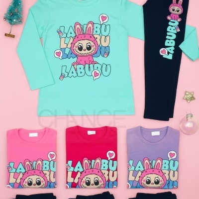 Conjunto de roupa infantil com camisolas coloridas 'LABUBU' e calças pretas com imagem correspondente