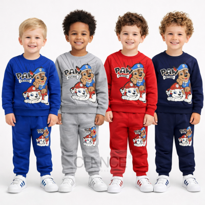 Quatro meninos com fatos de treino PAW Patrol de cores diferentes e ténis brancos