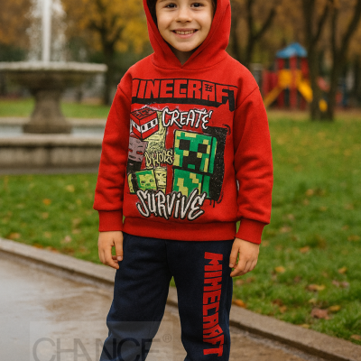 Menino com roupa vermelha e azul estampada Minecraft em parque