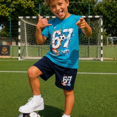Menino com roupa desportiva e ténis brancos em campo de futebol com bola