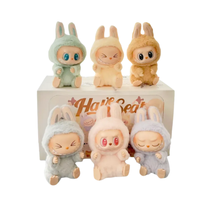 Seis figuras de pelúcia vestidas de coelho em várias cores sobre uma caixa branca com texto HaiSeat.
