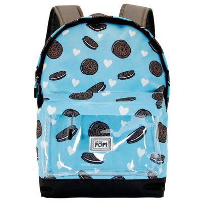 mochila azul clara com padrão de bolachas pretas e corações brancos