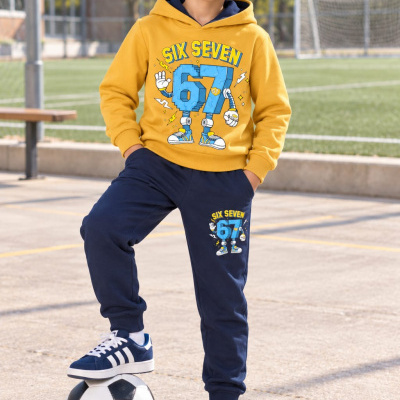 Miúdo com roupa desportiva amarela e azul com estampa SIX SEVEN 67 e bola de futebol