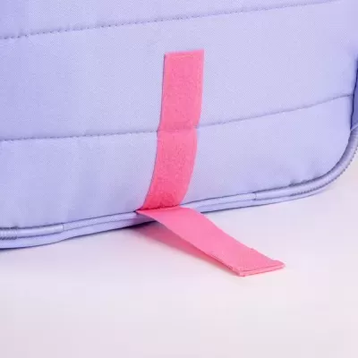 Saco azul claro com detalhe rosa e costuras visíveis na parte inferior