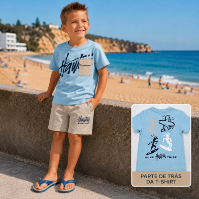 Menino na praia com camiseta azul clara e calções bege