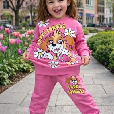 Roupa de criança rosa com estampado de cão e texto Puppy Power ao ar livre