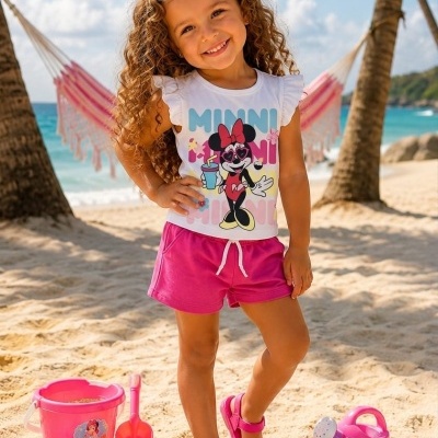 Criança com roupa de verão na praia com brinquedos de areia coloridos