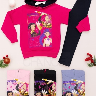 Conjunto infantil hoodie rosa com capuz, calças pretas, outras cores disponíveis e decoração natalícia ao fundo.