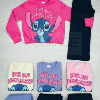 Conjunto infantil com sweatshirt colorida e calças escuras com personagem Stitch e texto em destaque.