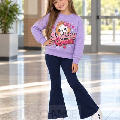 Menina com camisola lilás Squishy Queen, calças azul-escuras e ténis brancos