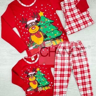 pijamas natal vermelhos com rena e árvore e padrão xadrez