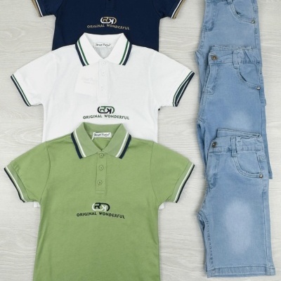 Três polos coloridas e três calças de ganga dobradas em fundo cinza claro