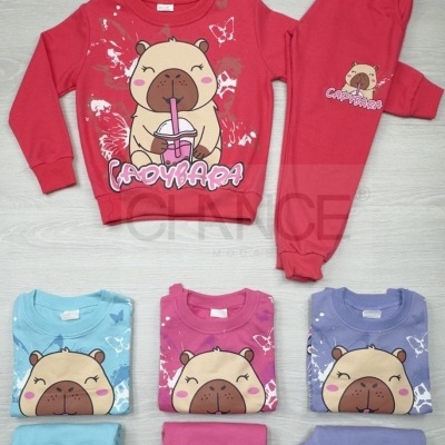 Conjuntos infantis coloridos com estampa de capivara e texto CAPYBARA