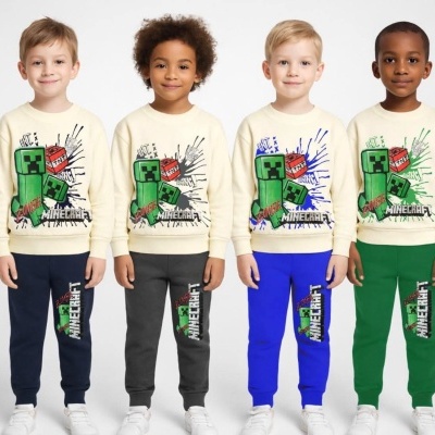 Crianças vestindo conjuntos Minecraft com camisolas creme e calças coloridas com estampas do jogo.