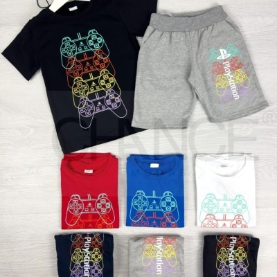 Conjunto infantil colorido com t-shirts e calções com estampas de comandos de videojogos e texto Playstation